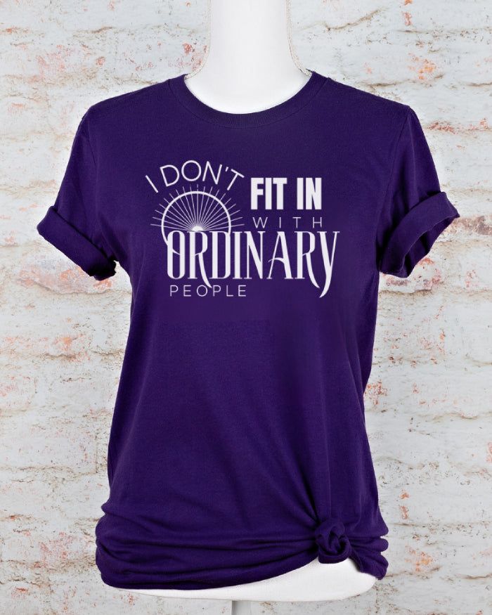 Basic mental health t-shirt with funny saying "I Don't Fit In", ideal for expressing individuality and self-confidence.